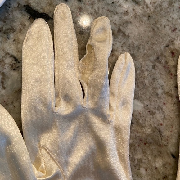 White/ivory satin wedding gloves with snap closure in ring finger - Picture 4 of 4
